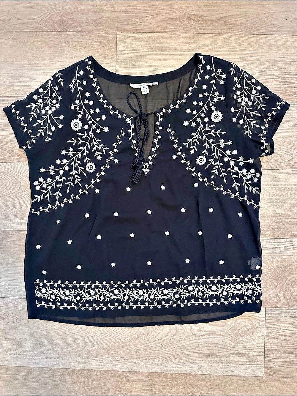 American Eagle Outfitters semi-sheer boho embroidered top #C0054